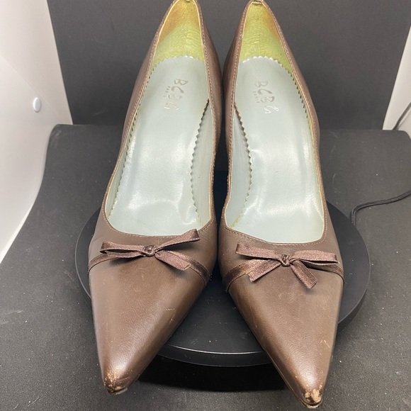 BCBG Chocolate Brown Heels with Bow Accent EUC size 10 - Picture 1 of 17